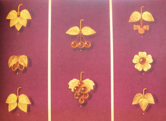 Каталог изделий из янтаря. Калининград: Янтарный комбинат; Внешторгиздат, 1960.